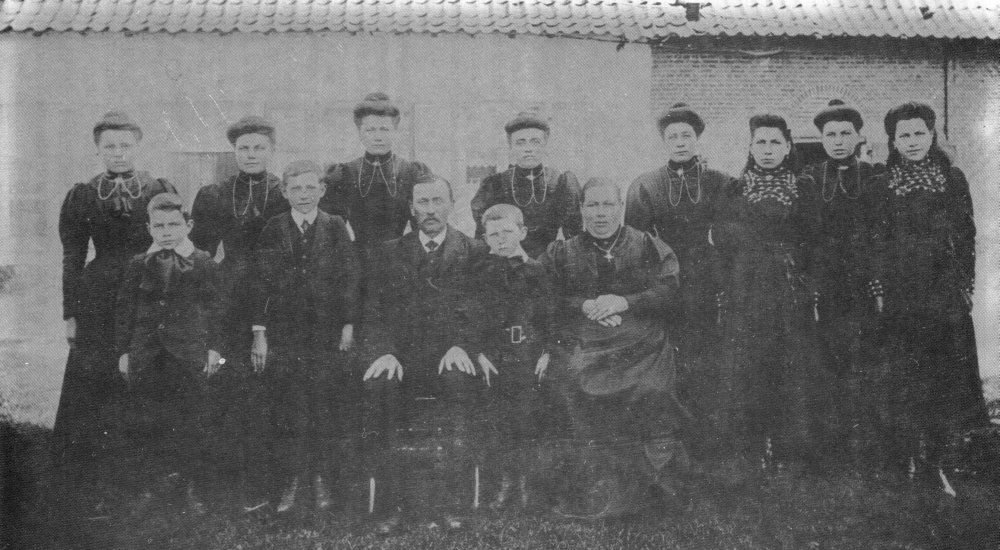 Foto genomen te Donk in 1910, net voor de familie Vermeulen-Diet naar Adegem verhuisde