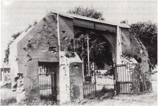 Het bouwvallige poortgebouw anno 1981